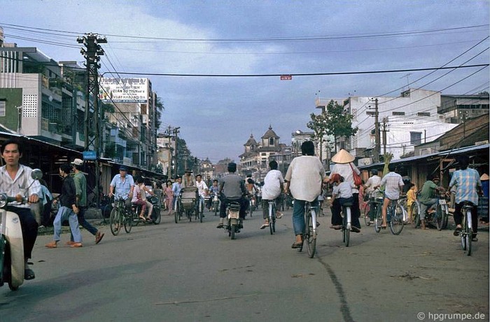 Xe đạp trên đường phố Sài Gòn 1991.